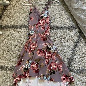 Selling a medium Windsor flower dress. Very beautiful detail in the back.